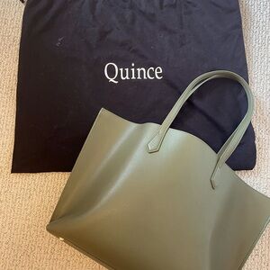 Excellent condition Quince leather handbag olive green pockets and zipper.